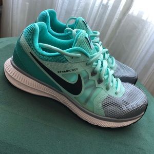 Nike Womens Zoom Winflo Running Shoes